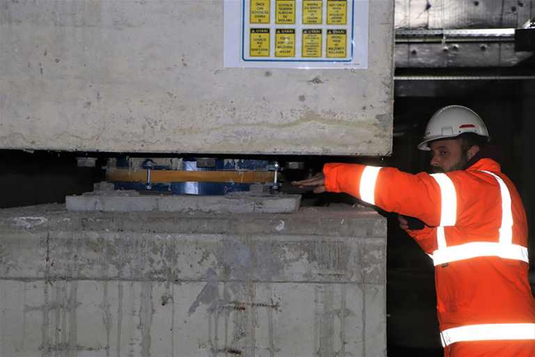 Deprem İzolatörü Nasıl Çalışır?